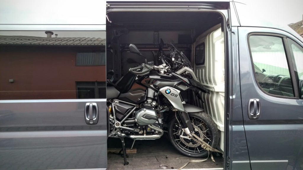 Motocykl zabezpieczony w busie podczas transportu